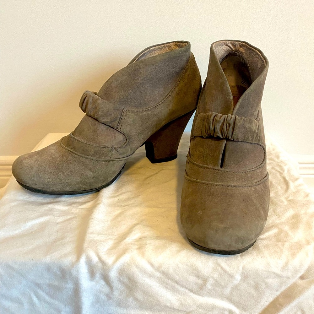 Hush Puppies suede heels